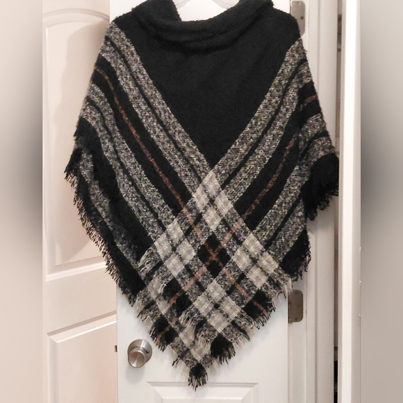 Accessory St New York Women's Plaid Poncho Shawl (Black & Gray) NWOT! - Picture 5 of 5
